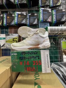 バドミントン用シューズ入荷しました！！